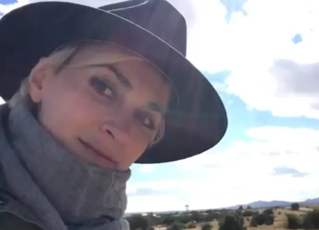 Dois dias antes do acidente, Halyna Hutchins publicou um vídeo cavalgando no local das gravações. Esta imagem é uma captura desse vídeo. Ela disse que um dos benefícios de gravar um filme de Velho Oeste era  andar a cavalo na folga. 