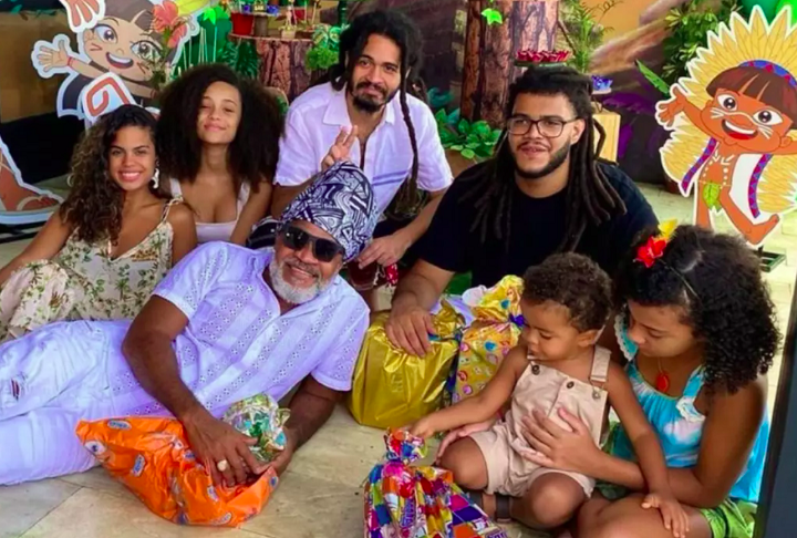 Brown também tem dois filhos de relacionamentos anteriores: Nina de Freitas, com Vânia Ferso, e Miguel Freitas, com Laura Barradas.