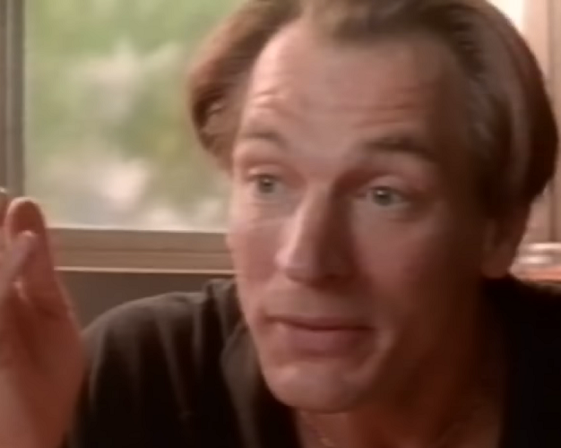 Além do cinema, Sands também teve uma presença notável no teatro, atuando em produções aclamadas, como Hamlet, The Tempest e A Midsummer Night's Dream.