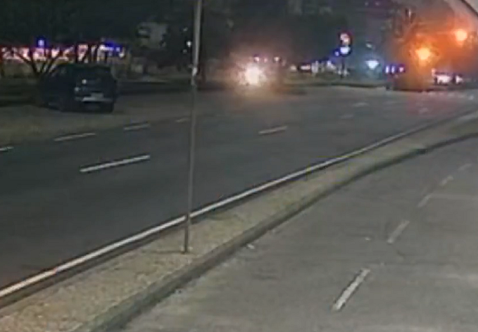 O incidente foi capturado por uma câmera de segurança que registrou o ocorrido por volta de 00h50, na altura do número 4.700 da Avenida Lucio Costa.
