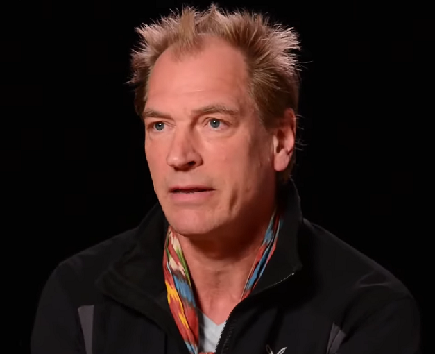 Julian Sands nasceu em 4 de janeiro de 1958, em Otley, Reino Unido.Depois de se mudar para Londres, Sands se formou como ator na Royal Central School of Speech and Drama. 