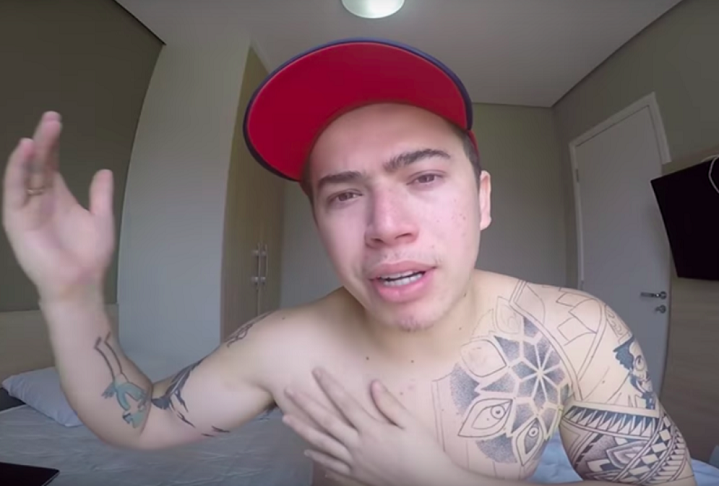 Em 2016, seu canal no YouTube chegou a ser o brasileiro com maior número de inscritos, com mais de 44 milhões de inscritos!