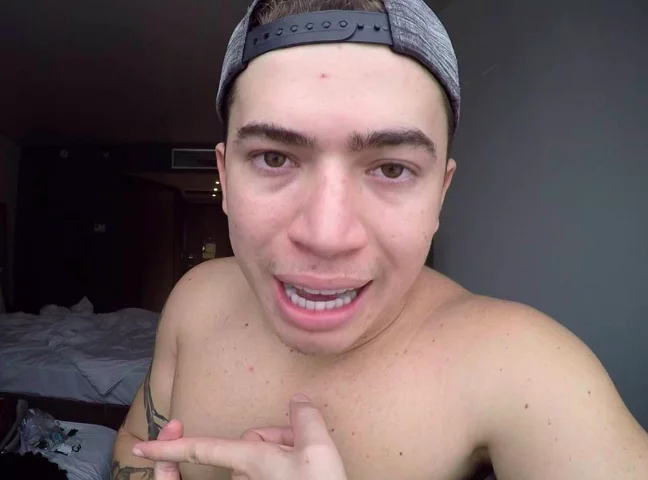 Ele começou a fazer sucesso com vídeos para a internet em 2013, quando ainda era adolescente. Seu humor apostava em um estilo de edição simples e sem cenários elaborados, o que rapidamente conquistou o público brasileiro.