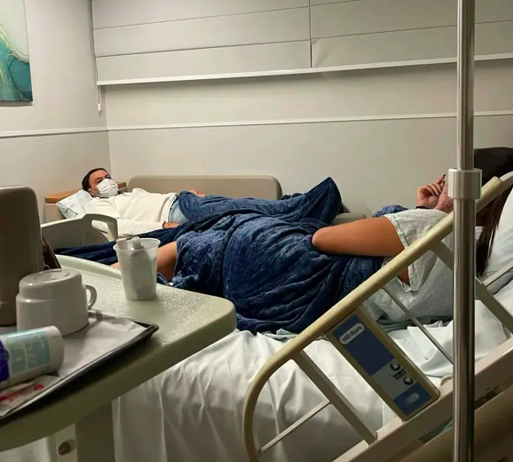 Na ocasião, ela também agradeceu ao ex-marido e cantor por estar ao seu lado e publicou uma foto de Frank Aguiar no hospital.