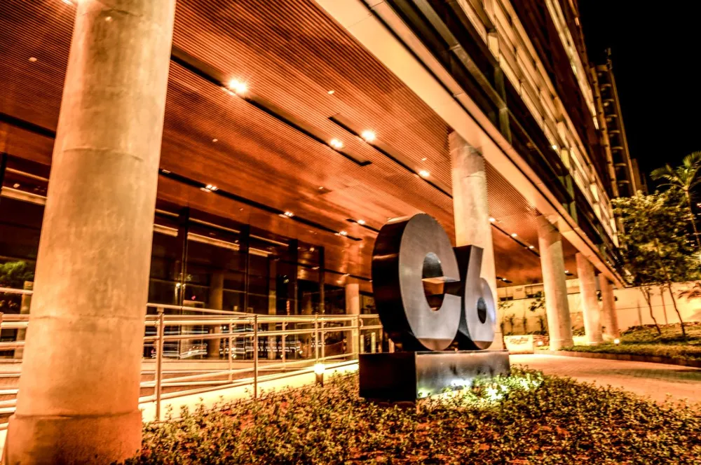 Por meio de uma nota oficial, o C6 Bank informou que opera segundo as regras de funcionamento do PIX. O saldo foi bloqueado, portanto, por causa do  sistema Mecanismo Especial de Devolução (MED) do Banco Central.