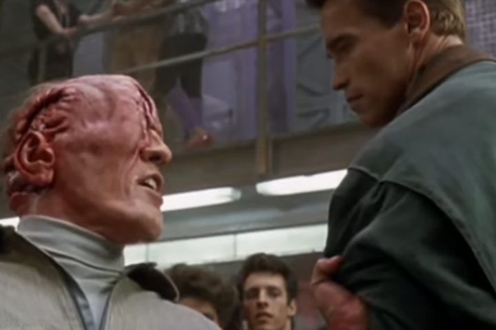 O ator Arnold Schwarzenegger também já viveu um homem ligado a Marte no filme O Vingador do Futuro (1990), do diretor Paul Verhoeven.