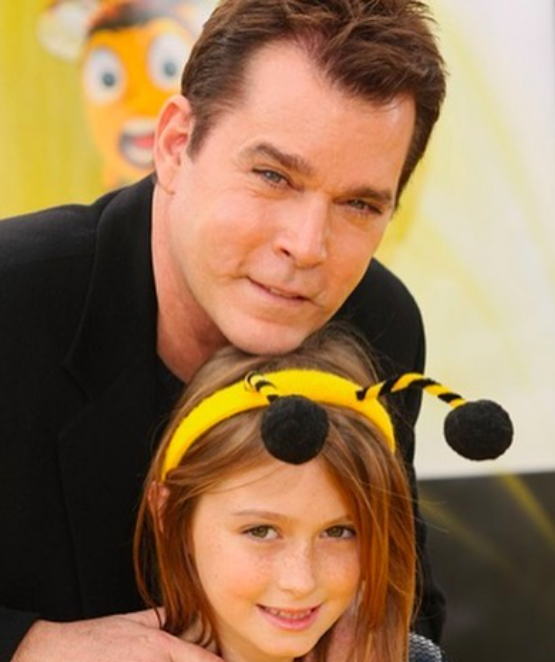 Karsen Liotta nasceu em 1998 e, quando a filha se graduou, Ray postou uma foto antiga, perguntando com bom humor: Por que elas não continuam assim (crianças)?