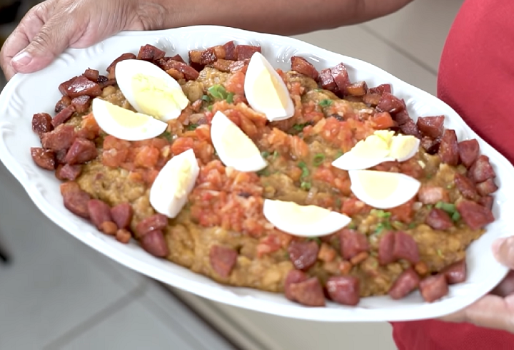Tutu à Mineira: feijão com farinha de mandioca, geralmente temperado com alho, cebola, bacon, linguiça e temperos verdes.