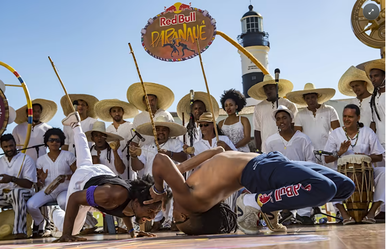 Há três tipos de capoeira. Na Angola, a mais antiga (da época da escravidão), os golpes são próximos ao chão, o ritmo é lento, há muita malícia e ninguém bate palmas.