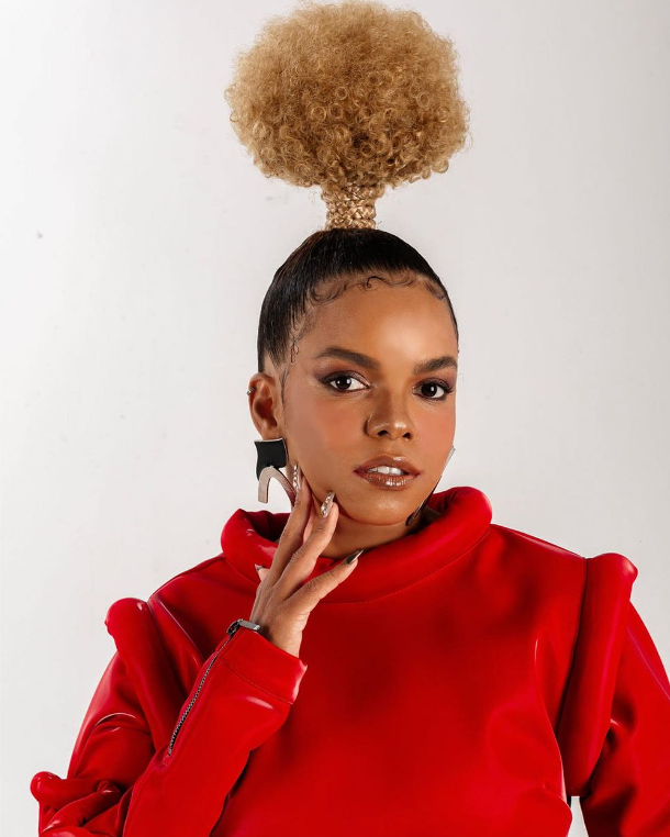 Jeniffer Nascimento - Começou sua carreira no teatro, participando de diversos musicais como Hairspray, Hair e Mamma Mia!. Nasceu em 29 de julho de 1993, em São Paulo.