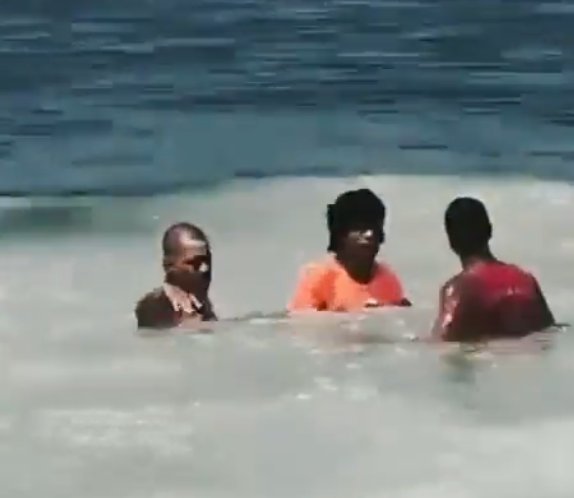 Por sorte e graças à eficiência dos socorristas, o homem (entre dois salva-vidas na imagem) foi resgatado a tempo. Estava assustado, mas bem.  