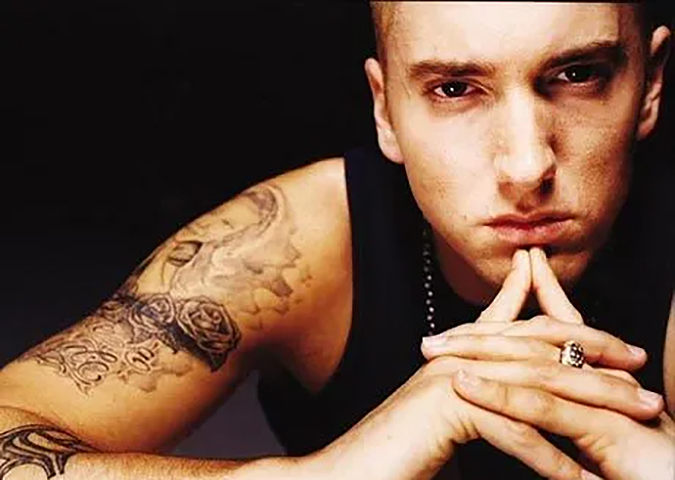 Eminem causou polêmica ao se ajoelhar durante a apresentação. Ele fez referência ao jogador de futebol americano Colin Kaepernick (então no San Francisco 49ers), que em 2016 começou a se ajoelhar durante a execução do hino antes das partidas, em protesto  contra a desigualdade racial no país.