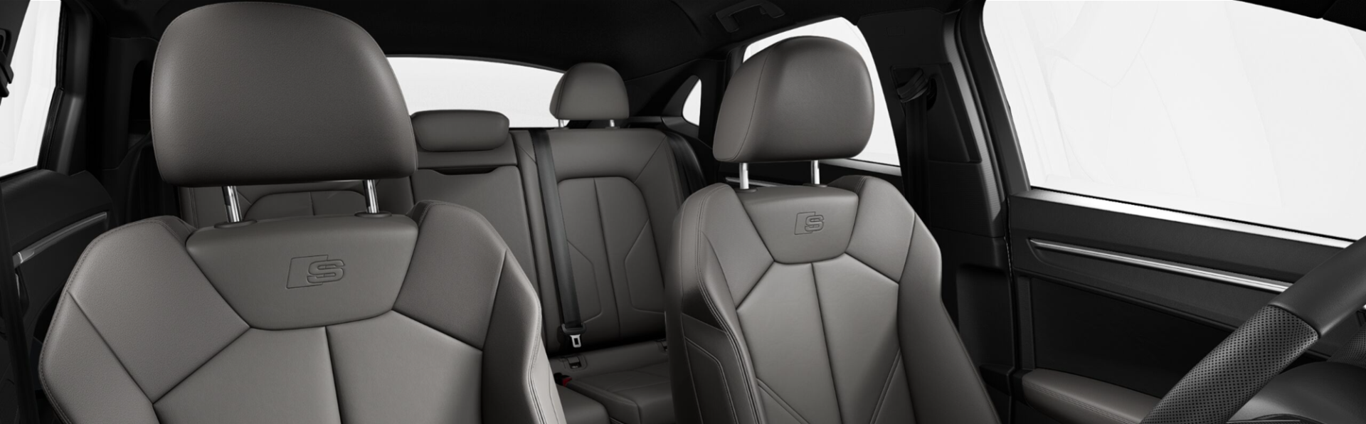 Interior do Audi Q3 Sportback Performance Black Plus. Bancos da frente e de trás do veículo