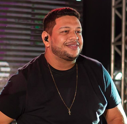 A esposa do cantor, Jhullyenny Lisboa Silva, contou que o marido começou a se sentir mal na terça-feira (31/10). Ele sentiu fraqueza pelo corpo e o rosto começou a escurecer no mesmo dia.