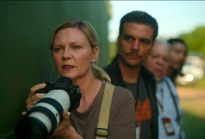 Guerra Civil, com Kirsten Dunst e Wagner Moura, foi lançado no Brasil em 18 de abril.  Com direção de Alex Garland (de Ex-Machina e Aniquilação)  é um filme de suspense/ação que se passa num futuro distópico e narra uma guerra civil nos Estados Unidos, onde um presidente autoritário está no terceiro mandato. 