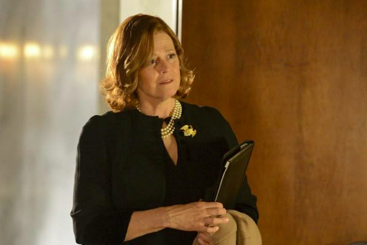 A atriz também teve uma carreira de sucesso no teatro e na televisão. Ela foi indicada ao Tony Award por sua atuação na peça Hurlyburly e estrelou na minissérie Animais Políticos, pela qual recebeu uma indicação ao Emmy.