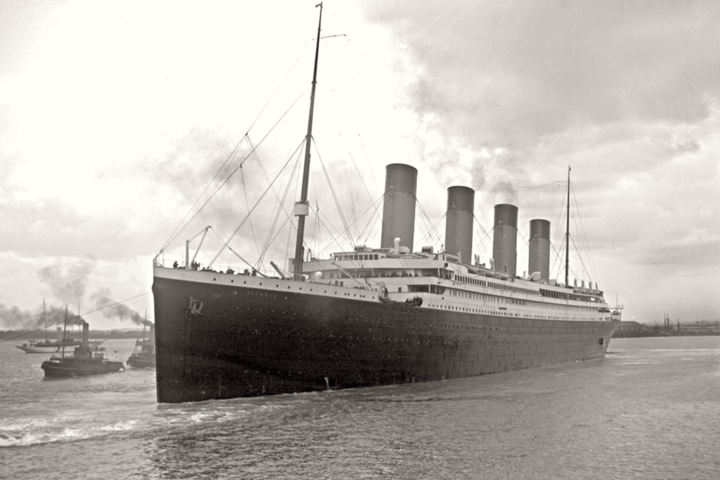 O naufrágio do Titanic, ocorrido em 12 de abril de 1914.  A embarcação partiu do porto de Southampton, na Inglaterra, no dia 10 de abril de 1912, e tinha como destino Nova York, nos Estados Unidos