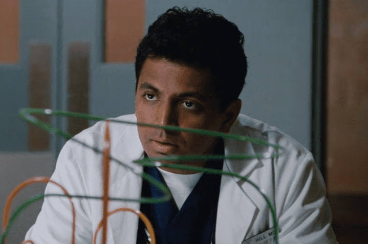 Uma curiosidade interessante é que o diretor sempre faz alguma aparição em seus próprios filmes. Em O Sexto Sentido, por exemplo, ele interpretou um médico (foto). 