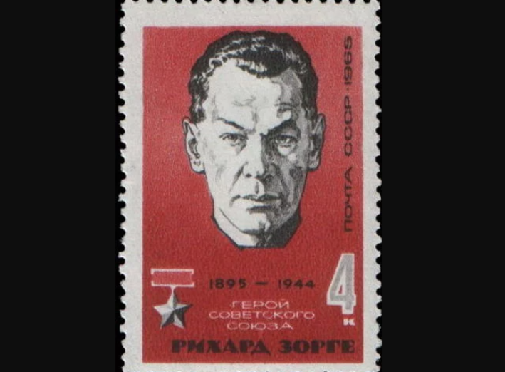 Descoberto, Sorge foi executado por enforcamento em Tóquio (Japão), em 7/11/1944, aos 49 anos. Ele é considerado herói russo. Na foto, um selo em sua homenagem.