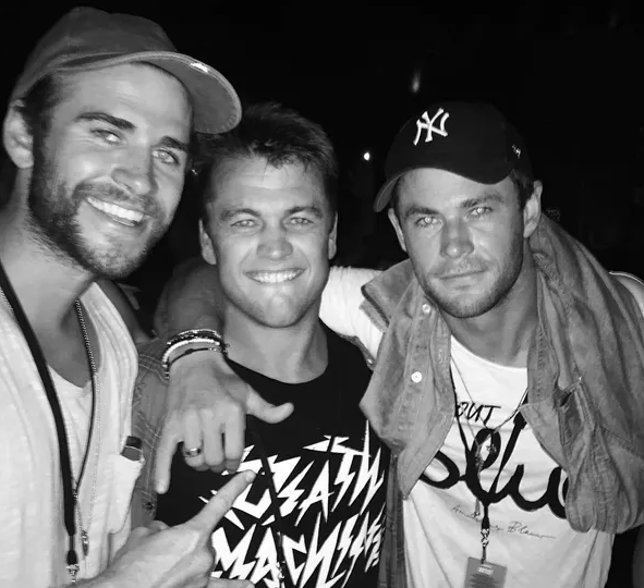 Chris, Liam e Luke Hemsworth: O mais famoso é Chris, intérprete do super-herói Thor; depois Liam, com 17 filmes no currículo, além de trabalhos em TV; por último, Luke, mais dedicado à TV e ainda sem muitos trabalhos.  