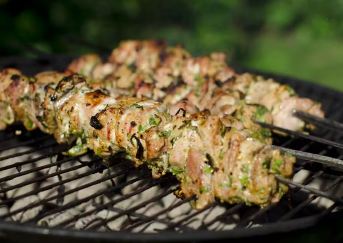 Trata-se de um pequeno espetinho de carne (geralmente, de cordeiro), mas, ao qual se podem acrescentar, também, vegetais.