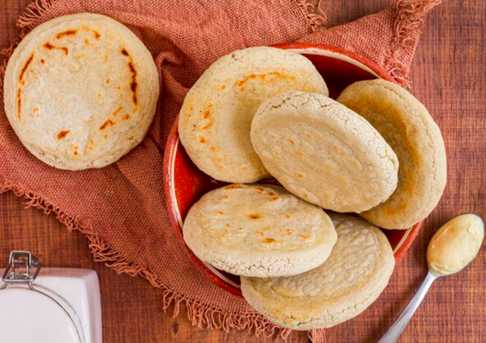 A massa para roti canai é feita com farinha de trigo, água, fermento, açúcar, iogurte e sal. O prato geralmente é servido com curry, molhos ou até mesmo geleias. 