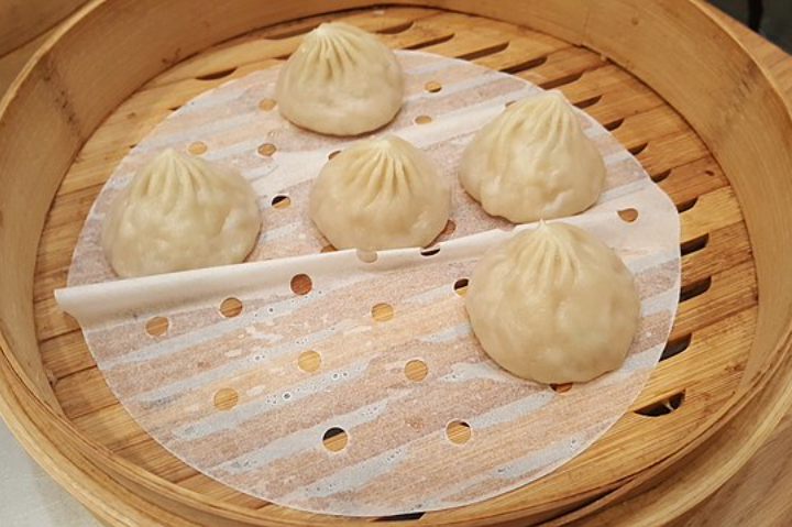 O recheio pode ser feito com carne de porco – também pode ser usado frango, camarão, ou até mesmo tofu –, vegetais, ou uma combinação dos dois. São encontradas diversas variedades, com algumas variações de nomes em várias partes do país.