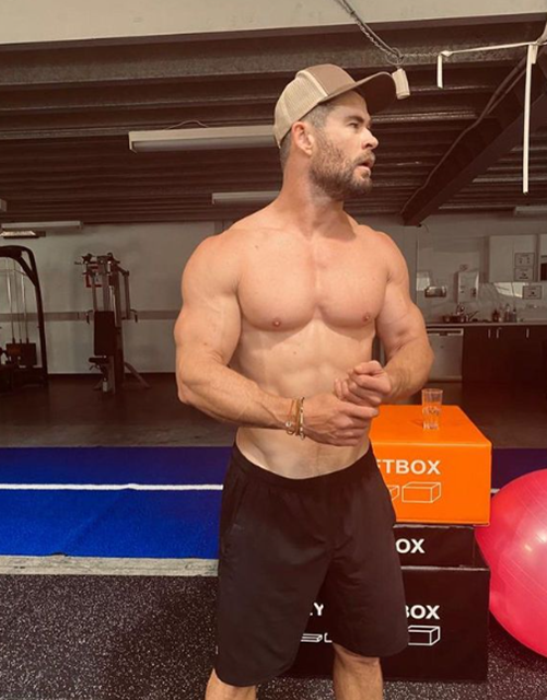 Chris teve que ganhar mais de 9 kg de massa muscular para interpretar Thor. Ele treinou seis dias por semana e seguiu uma dieta rigorosa para alcançar o físico exigido pelo papel.