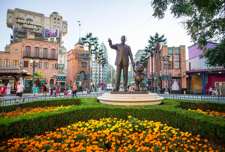 Walt Disney Studios Park: Dedicado ao mundo do cinema e da televisão, com áreas temáticas baseadas em franquias como Ratatouille e Toy Story.