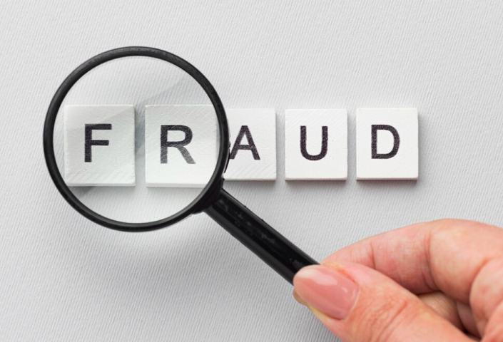 Caso seja identificado um golpe utilizando uma conta bancária, a instituição financeira deve ser notificada imediatamente, pois essa situação caracteriza estelionato e crime de falsa identidade.