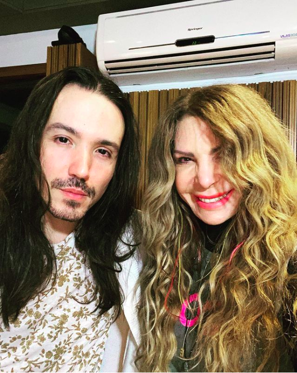 Elba Ramalho: A cantora já era mãe biológica de um filho, Luã, mas queria ser mãe novamente. Depois de descobrir que teria dificuldades para engravidar de novo, Elba decidiu adotar.