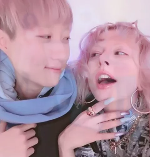 A jovem declarou que morou na rua com a namorada porque tem pais homofóbicos e que não nutre sentimentos por Jackie Chan. A mãe a repreendeu dizendo que as pessoas trabalham para ter onde morar. Etta (à esq) se casou com Andi Autumn.