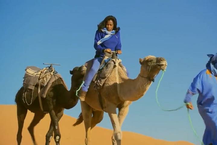 Glória Maria também ficou marcada por participar ativamente de suas reportagens, como quando andou de balão, desceu de bote o Rio Colorado, nos Estados Unidos, ou quando passeou de camelo, em Omã.