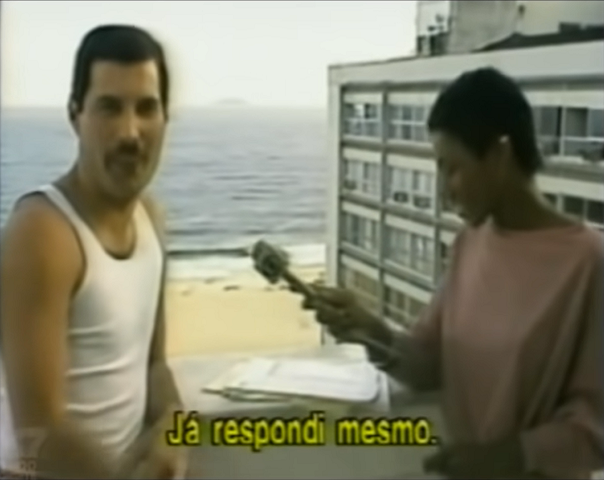 Por não saber inglês na época, Glória acaba repetindo algumas perguntas em português, irritando o cantor. O vídeo já se tornou um marco nas redes sociais e conta com mais de 3 milhões de visualizações no YouTube.