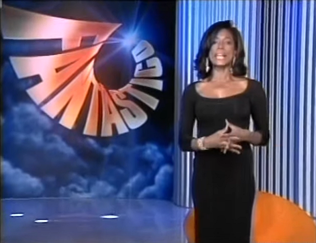 A jornalista ficou ainda mais conhecida quando apresentou o Fantástico, de 1998 a 2007. Lá, Glória ficou marcada pelas inúmeras reportagens especiais e viagens para lugares espetaculares e exóticos.