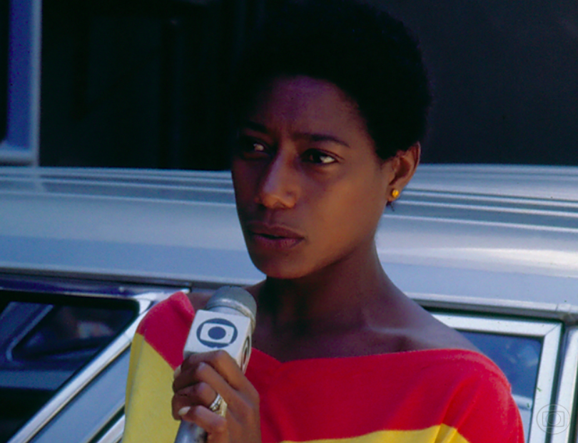 Ela estudou e se formou em jornalismo na Pontifícia Universidade Católica (PUC-Rio), enquanto ainda trabalhava como telefonista da Embratel.