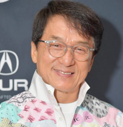 Polêmicas à parte, Jackie Chan é extremamente popular. Além de filmes, é bastante requisitado para anúncios. 