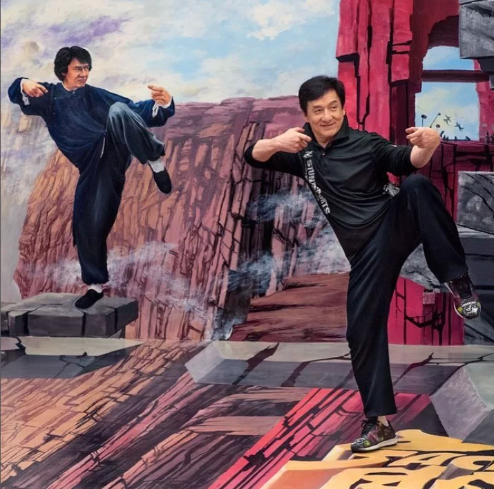 Mas, para não permanecer no mesmo estilo de Lee, ele decidiu combinar suas habilidades nas artes marciais com acrobacias próprias. E acrescentou um tom cômico. Deu certo. 