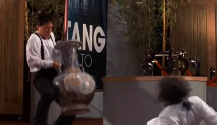 Outra peculiaridade de Jackie Chan que chama atenção nos seus de filmagens é usar objetos do cenário nas acrobacias, como cadeiras e jarros. 