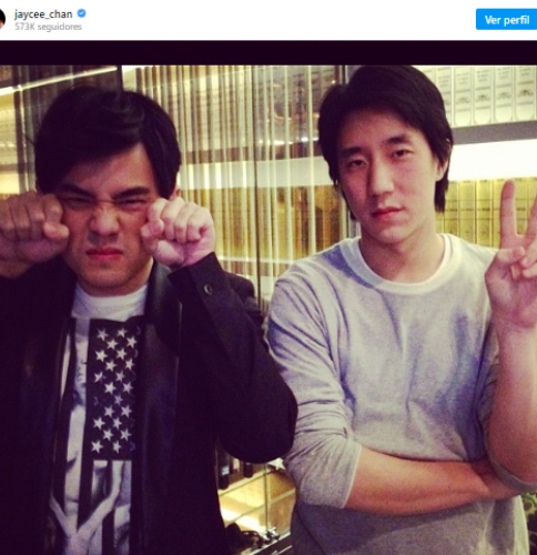 Em março de 2023, ele postou uma foto no Instagram que rendeu comentários sobre sua semelhança física com o pai. Mas a relação é difícil. 