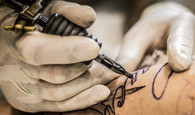 Pode ocorrer, por exemplo, por meio de objetos infectados, por meio de ferimentos com objetos cortantes contaminados, ou em ambientes comunitários, como estúdios de tatuagem.