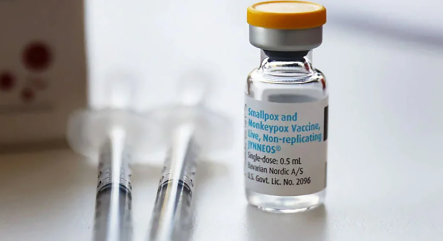 No Brasil, a imunização antes da exposição ao vírus está priorizando pessoas com maior risco de evolução para as formas graves da doença. 