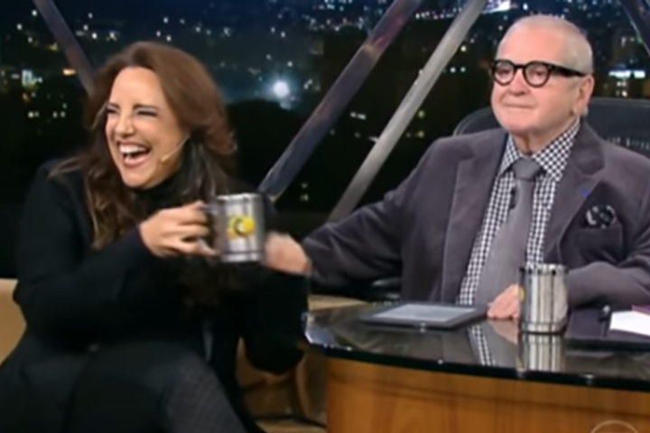 As famosas canecas do Jô faziam sucesso na mesa. Muitos convidados pediam para experimentar. O garçom Alex, que trabalhou durante anos com Jô, disse que o conteúdo variava: água, refrigerante, guaraná ou até sopa!