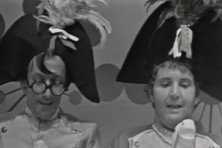 Em 1970, Jô chegou à Rede Globo, a maior emissora do país. Nos primeiros anos, comandou o Faça Humor, Não Faça Guerra e depois passou para o Satiricom. 