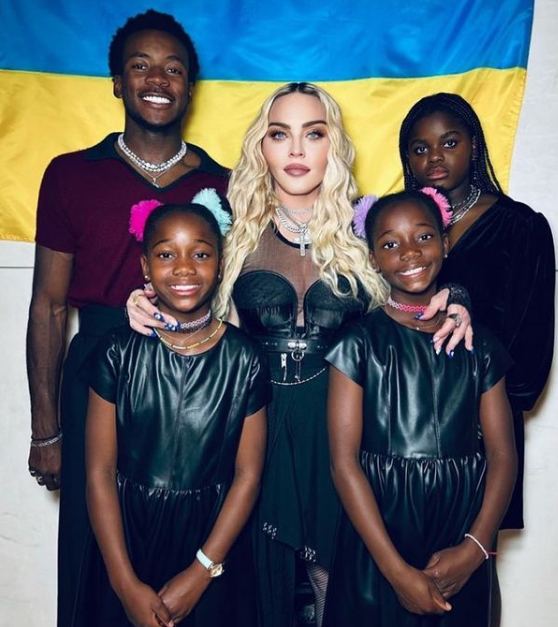 Mercy James, nascida em janeiro de 2006, tem a mesma paixão por atividades físicas do irmão. Só que prefere ginástica e dança. As gêmeas Estere e Stella Ciccone são as caçulas e foram adotadas quando tinham 4 anos.