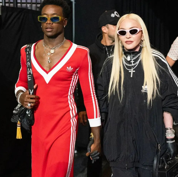 Madonna adotou quatro filhos quando esteve no Malawi, país na África Ocidental. O mais velho é David Banda, que nasceu em setembro de 2005. Por causa dele, Madonna se mudou para Portugal em 2017, para que ele jogasse futebol no Benfica, equipe da capital do país.