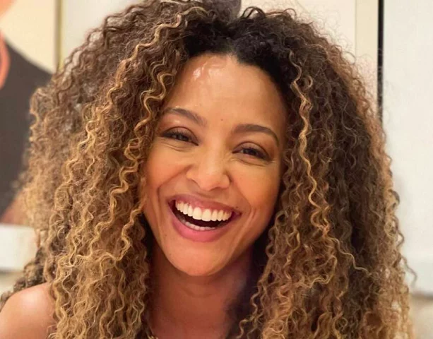 Sheron Menezzes - Conhecida por suas participações em novelas como Esperança (2002), Caras & Bocas (2009) e Vai na Fé (2023). Nasceu em Porto Alegre, em 26 de novembro de 1983.