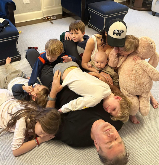 Alec Baldwin - O ator americano tem 7 filhos com a mulher Hilaria Thomas, com quem está casado desde 2012. 