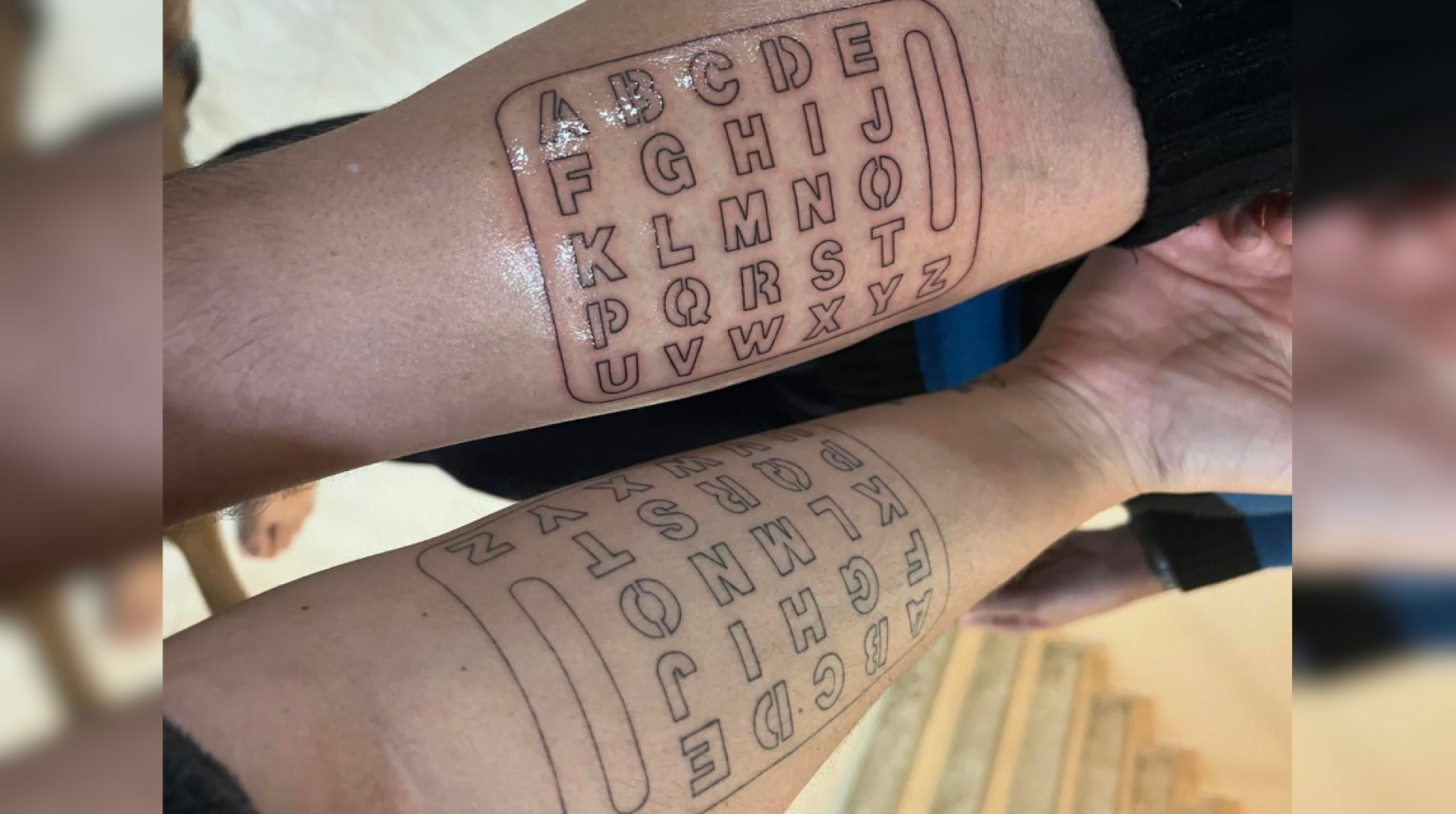 A tatuagem do alfabeto se enquadra na Comunicação Alternativa e Aumentativa (CAA).