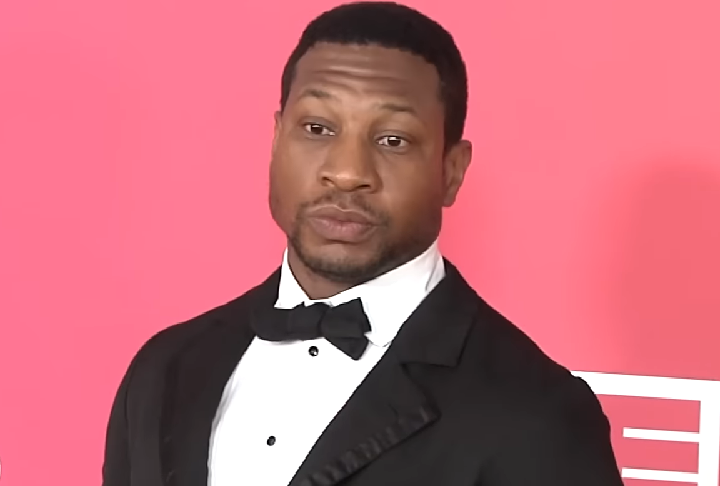 Jonathan Majors: Em 2023, o ator que viveu o vilão Kang em algumas produções da Marvel foi detido e depois condenado por agressão contra uma ex-namorada. Teve a pena revertida em um ano em um programa de intervenção em violência doméstica.
